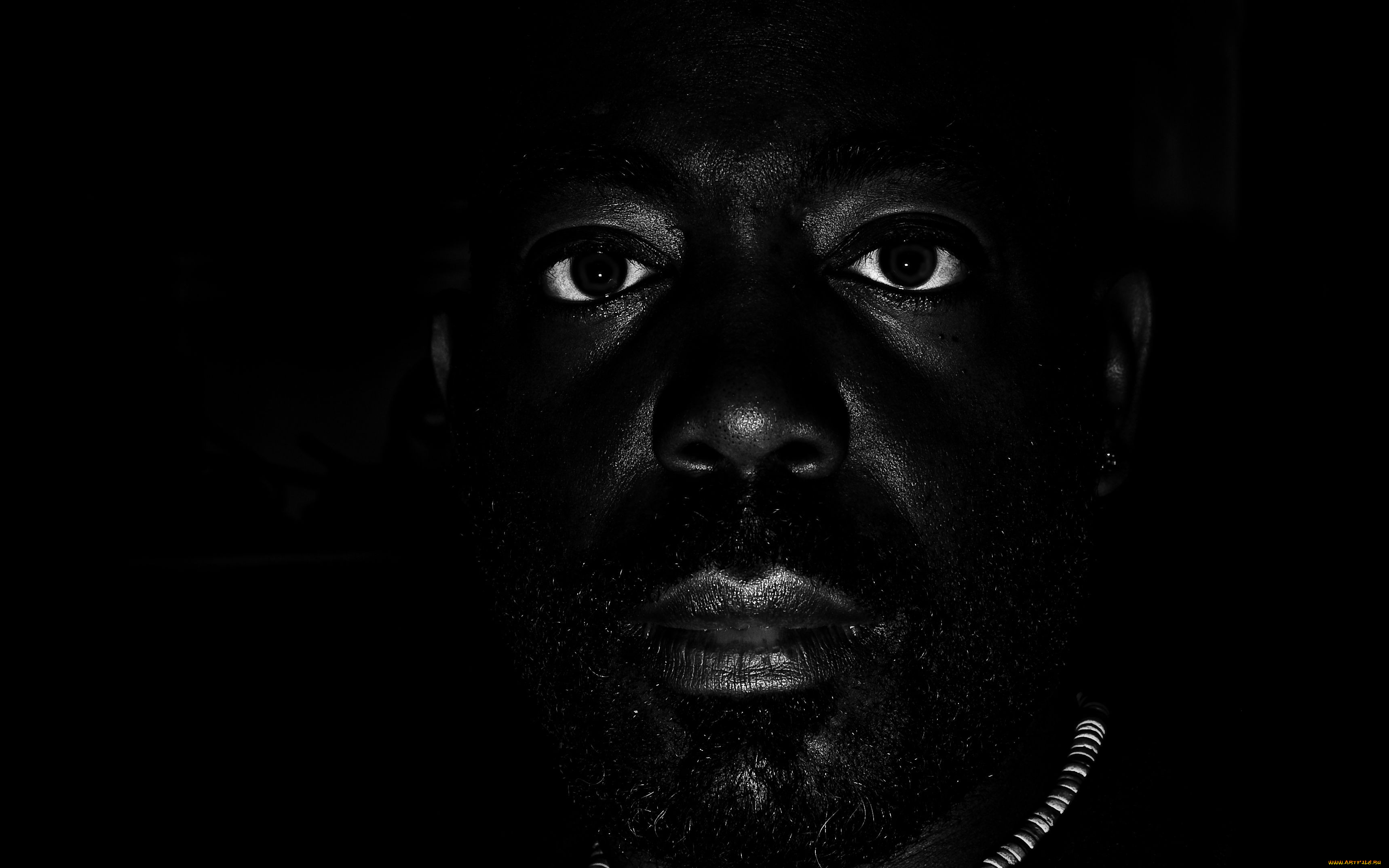 Самого черного человека. Черный негр. Негр на черном фоне. Негр в темноте. Нигер на черном фоне.